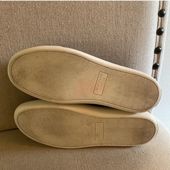 Sleek Silver and Black Sneakers with Textured Upper - Picture 6 of 6